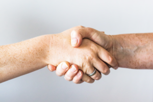 Non-recours aux droits : le MR va plus loin que les 20 recommandations votées à l’unanimité