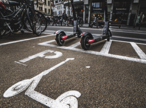 Interdire les trottinettes et vélos électriques sur les piétonniers à forte fréquentation